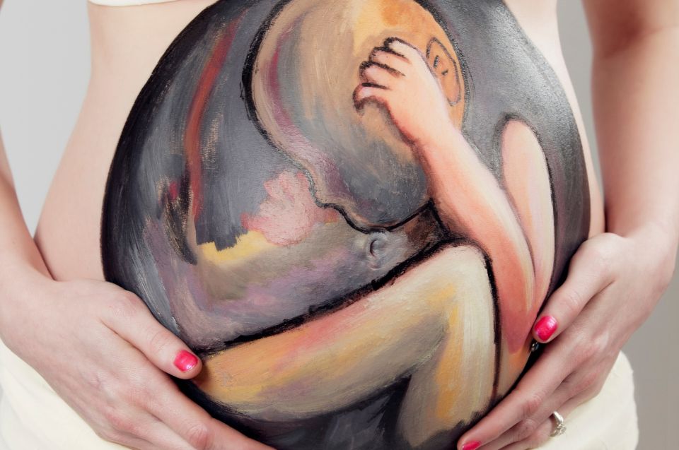 Belly painting: pintar dibujos en la barriga de las embarazadas