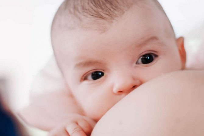 Lactància materna o lactància artificial? Avantatges i desavantatges de cada opció