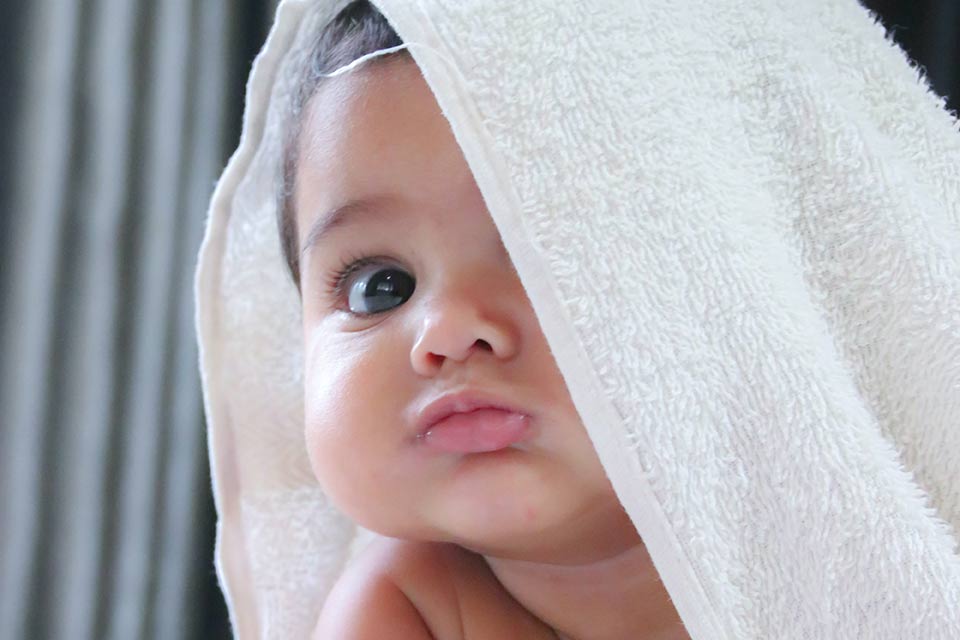 Cómo hacer el lavado nasal a un bebé para que respire mejor